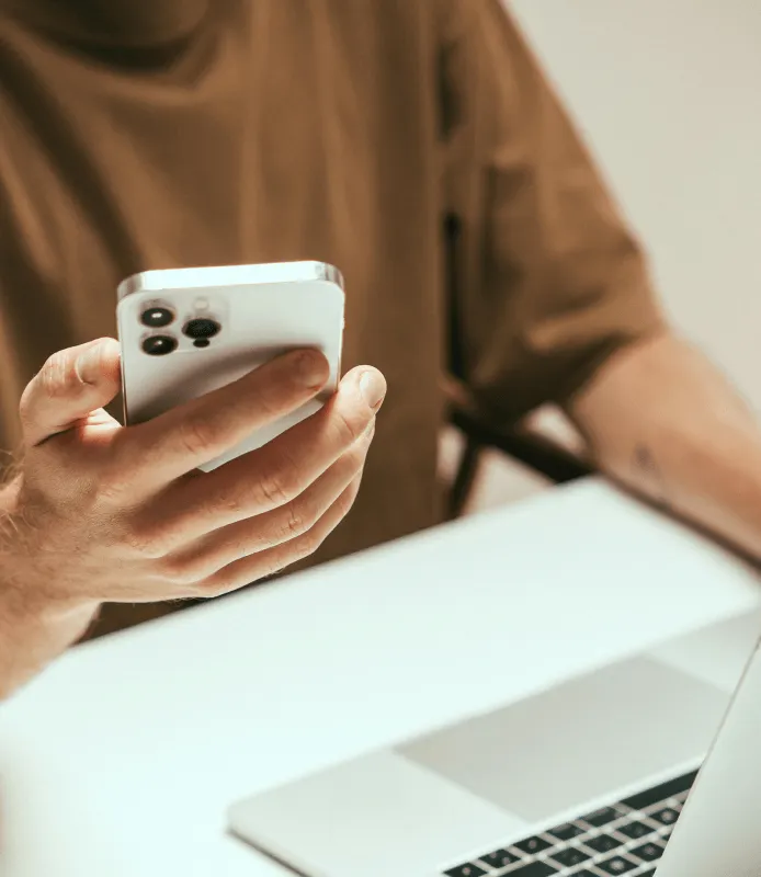 Person holding a phone 